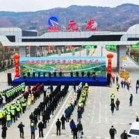 國內全部采用道硅水泥、機制砂配制滑模攤鋪混凝土路面高速公路建成通車(chē)
